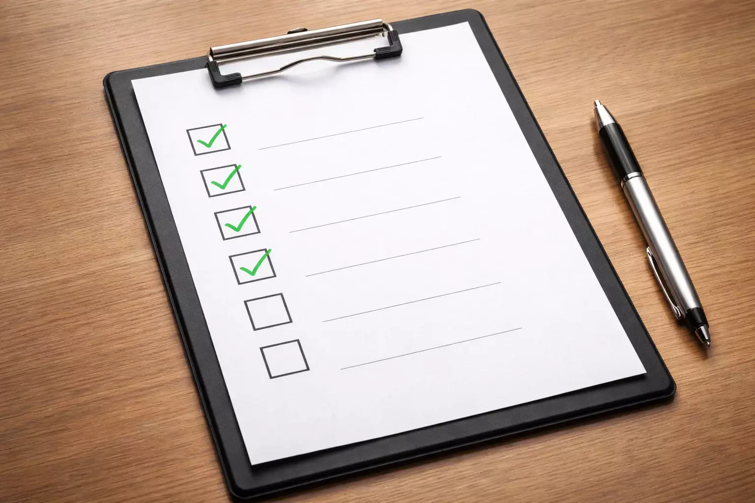 Nahaufnahme einer Checkliste mit Stift auf Papier