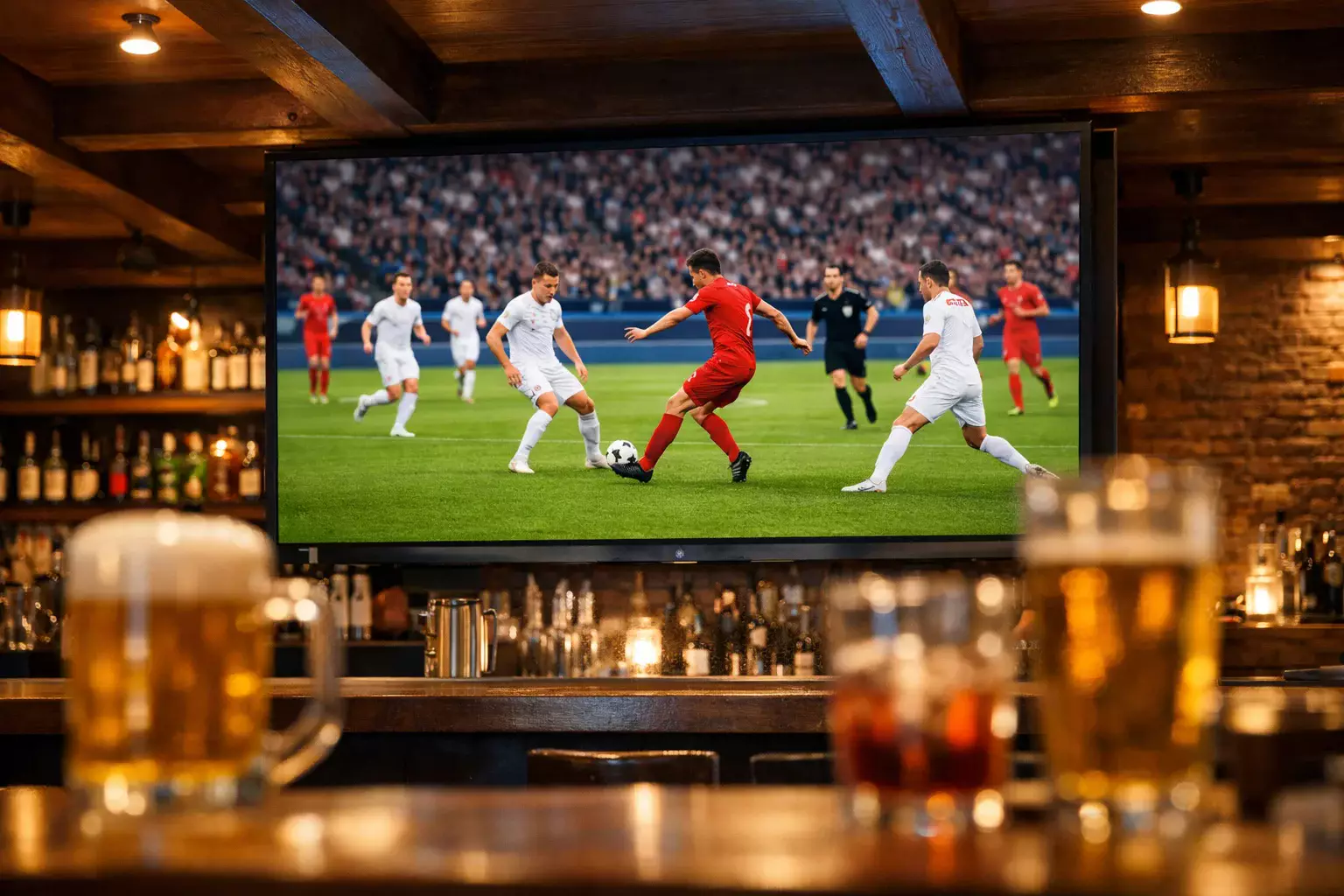 Großbildschirm mit Live-Fußballübertragung in einer Sportbar